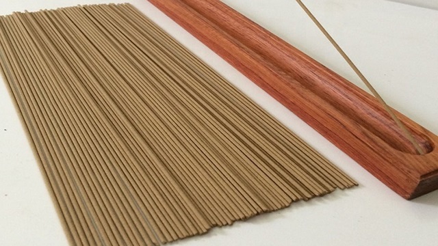 Chọn dụng cụ đốt và loại trầm hương phù hợp với phòng khách