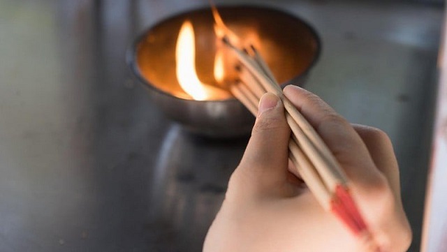 Chọn trầm hương và dụng cụ xông đốt phù hợp với phòng thờ