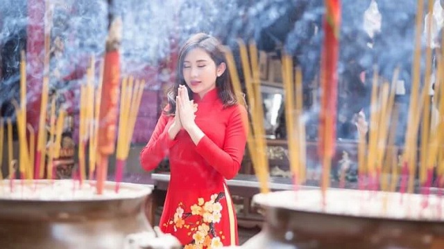 Đốt nhang trầm hương trên ban thờ thế nào cho đúng?