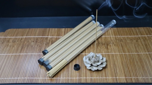 Hiểu về nhang trầm hương không tăm: Tác dụng & Cách dùng