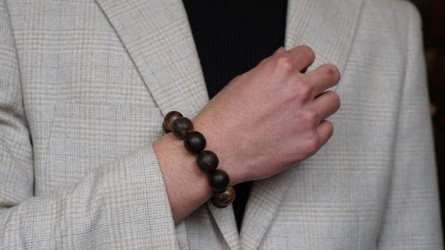 Hướng dẫn chi tiết cách Bảo quản & Sử dụng vòng trầm hương đúng chuẩn