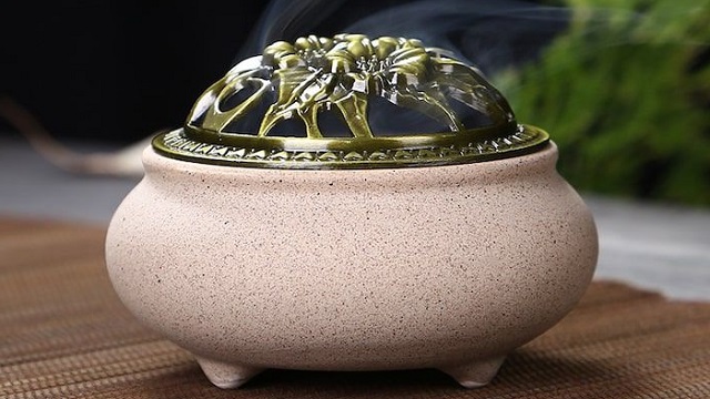 Lư xông trầm hương bằng gốm Bát Tràng – Nét đẹp truyền thống trong từng làn khói