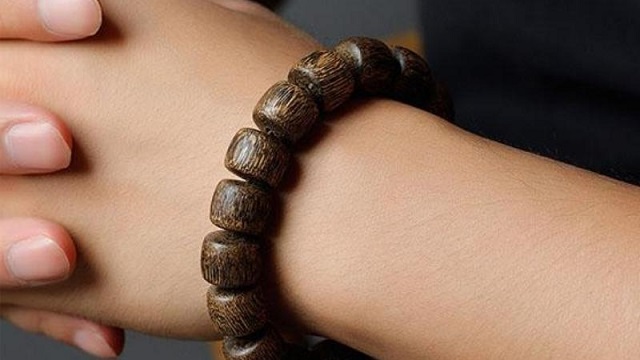 Nên đeo vòng trầm hương bên tay trái hay phải?