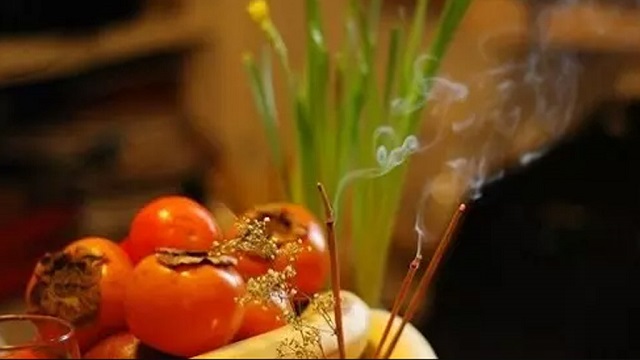 Nét văn hóa tâm linh đặc sắc trong phong tục thắp nhang của người Việt