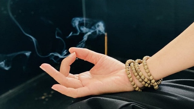 Nhang trầm hương: Lợi ích, tác dụng, và cách dùng