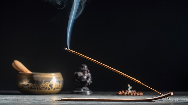 Nhang trầm hương: Lợi ích, tác dụng, và cách dùng