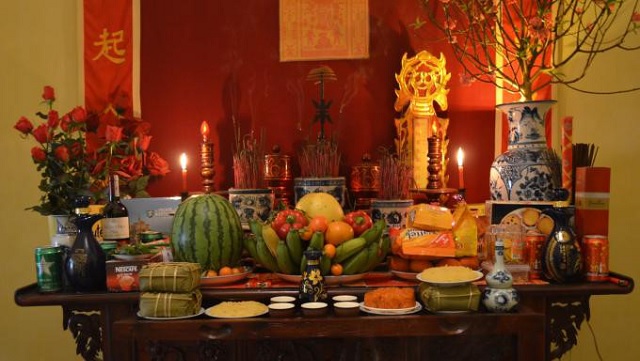 Thắp nhang trên ban thờ theo thứ tự như thế nào cho đúng?