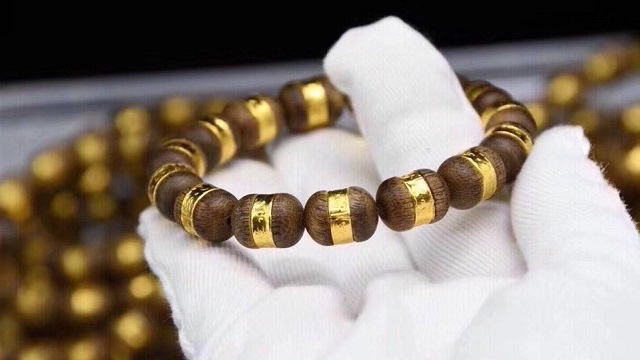 Vòng trầm hương bọc vàng 18K